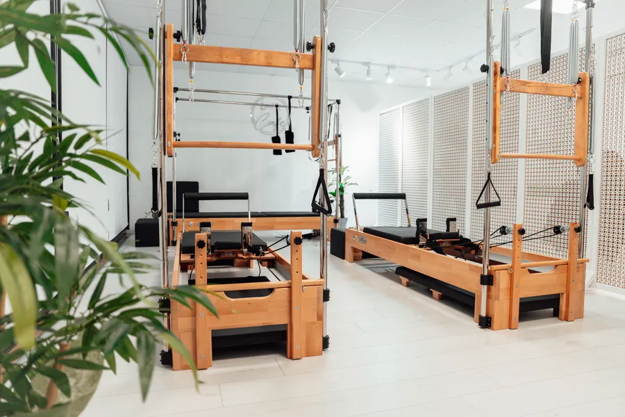 Licht en ruim studio-interieur met houten vloer