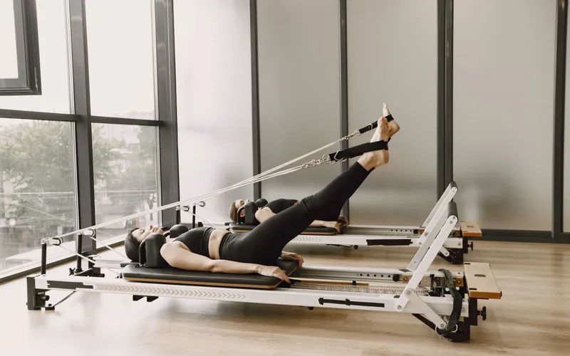 Reformer Pilates apparatuur in gebruik